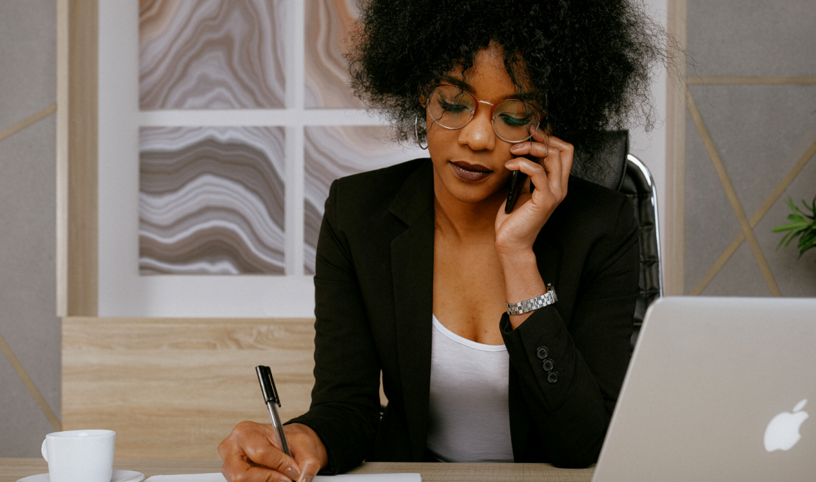 63% das mulheres negras já sofreram preconceito em seleções de emprego, mostra pesquisa